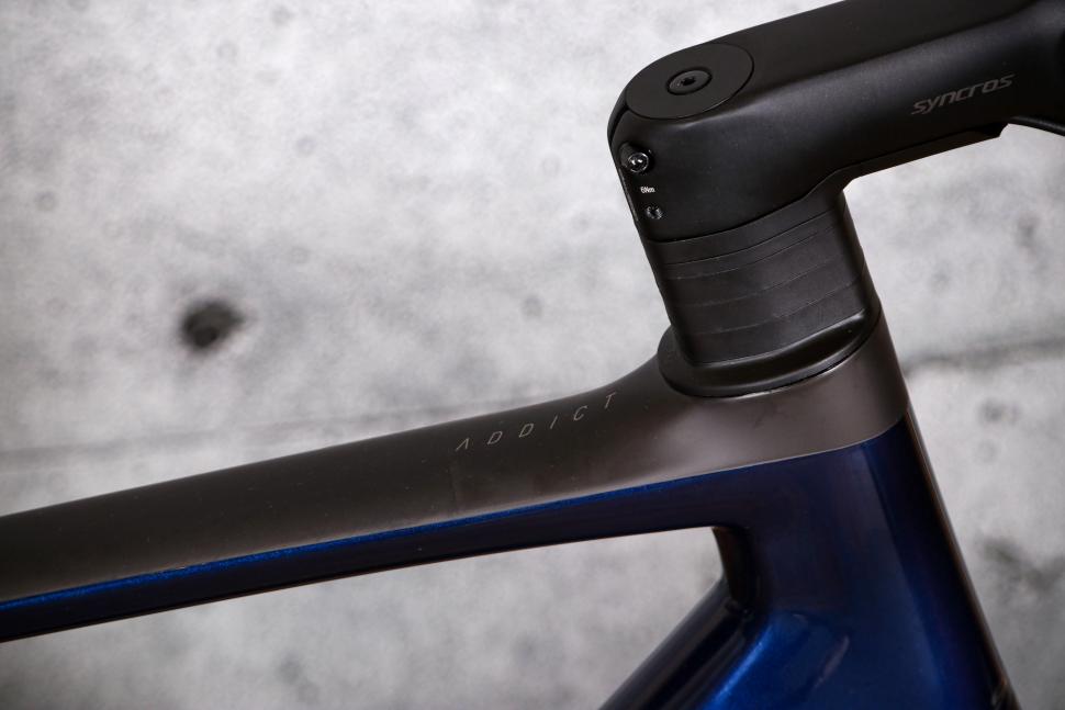 2022 Scott Addict 10 - top tube detail 2.jpg