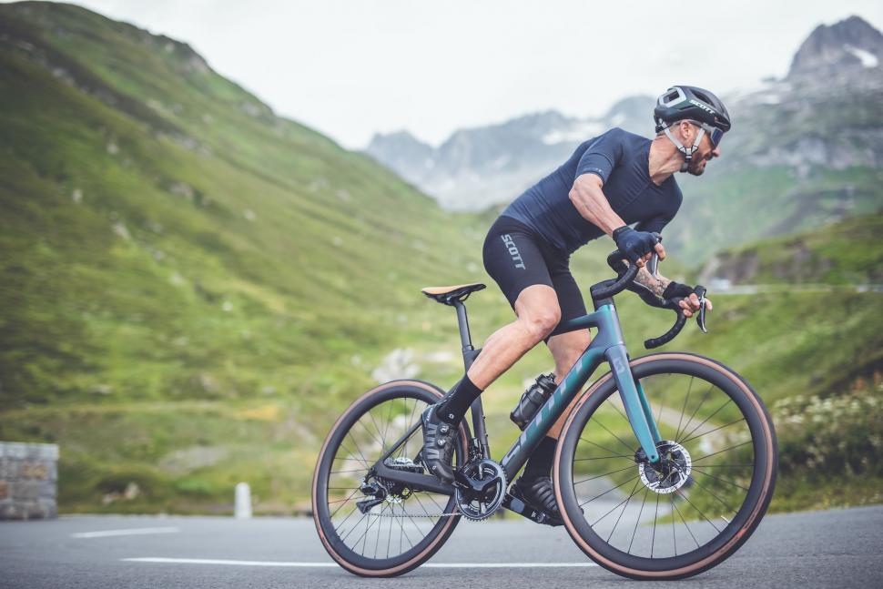 2022 Scott Addict eRide Premium action - 2