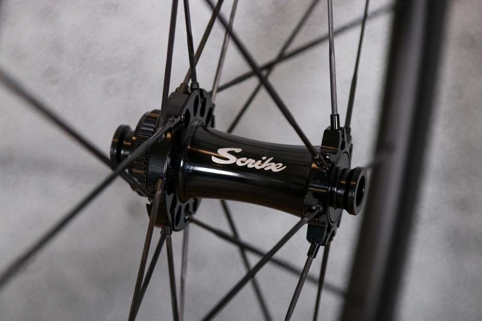 2022 Scribe Élan Wide+ 42-D wheelset - front hub.jpg