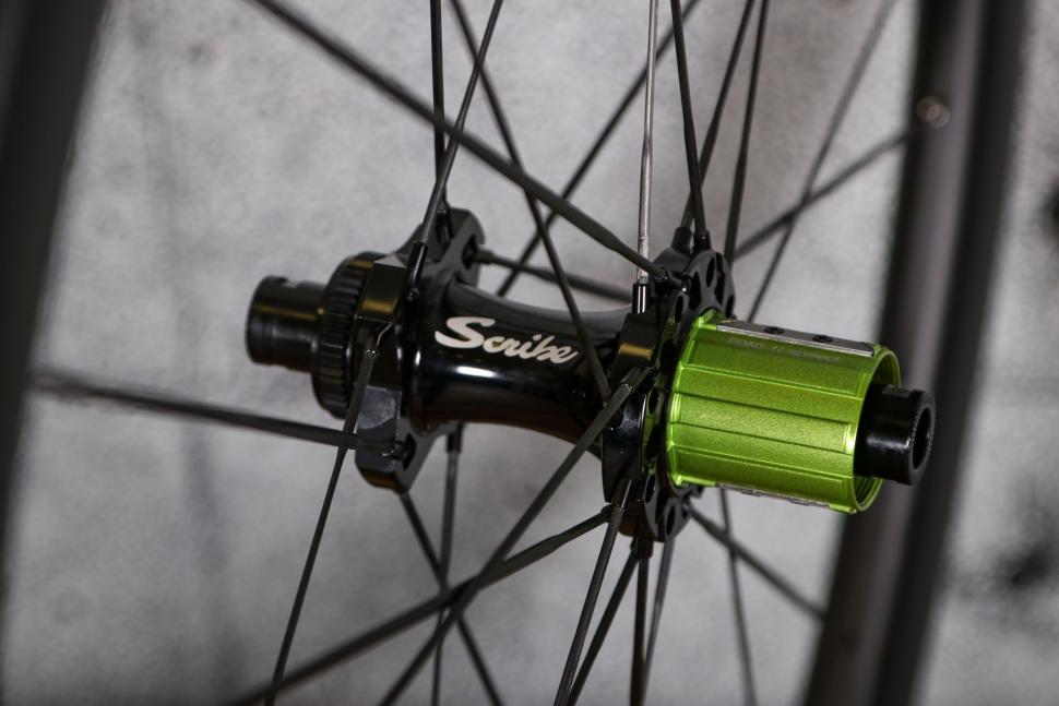 2022 Scribe Élan Wide+ 42-D wheelset - rear hub 1.jpg