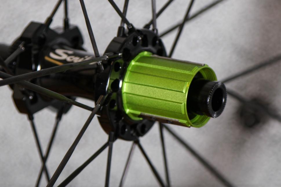 2022 Scribe Élan Wide+ 42-D wheelset - rear hub 2.jpg