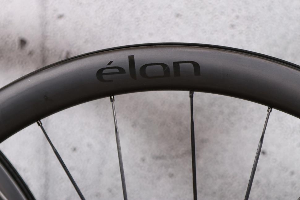 2022 Scribe Élan Wide+ 42-D wheelset - rim decal 1.jpg