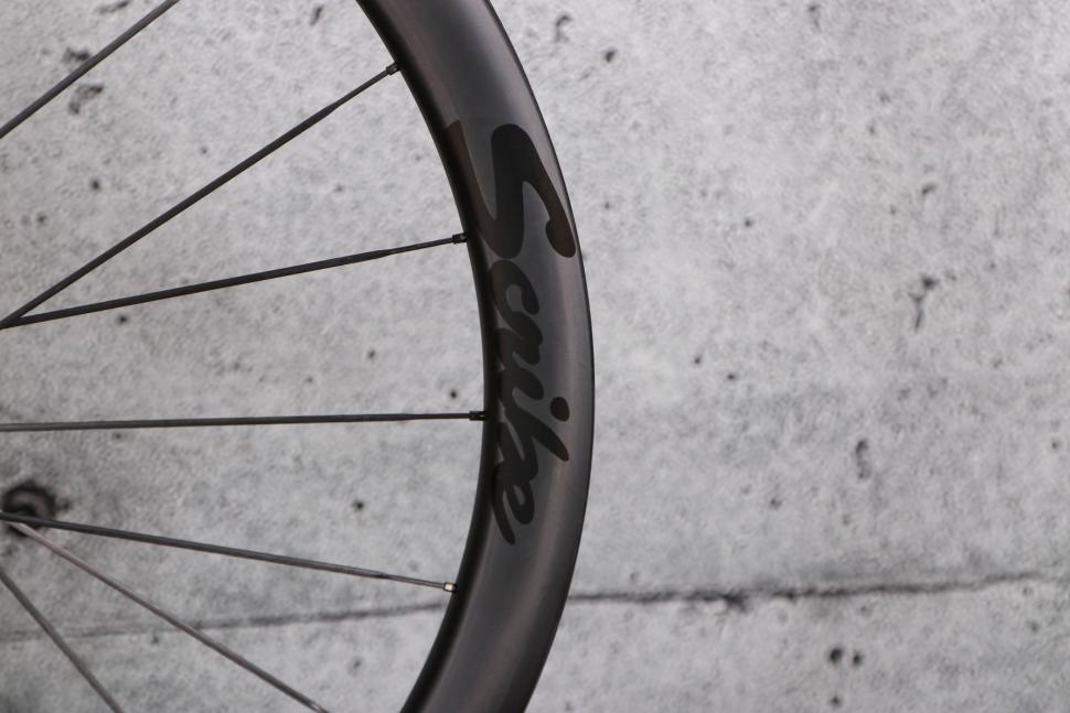 2022 Scribe Élan Wide+ 42-D wheelset - rim decal 2.jpg