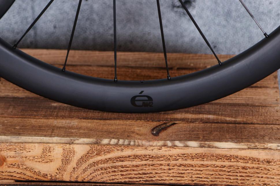 2022 Scribe Élan Wide+ 42-D wheelset - rim decal 3.jpg