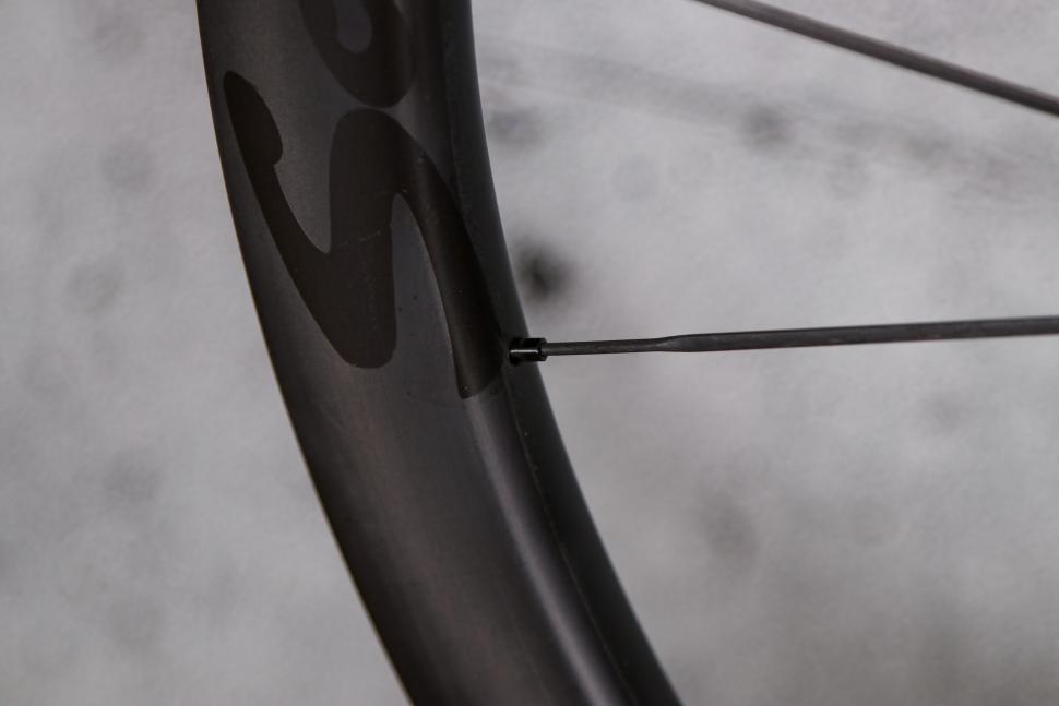 2022 Scribe Élan Wide+ 42-D wheelset - spoke nipple.jpg