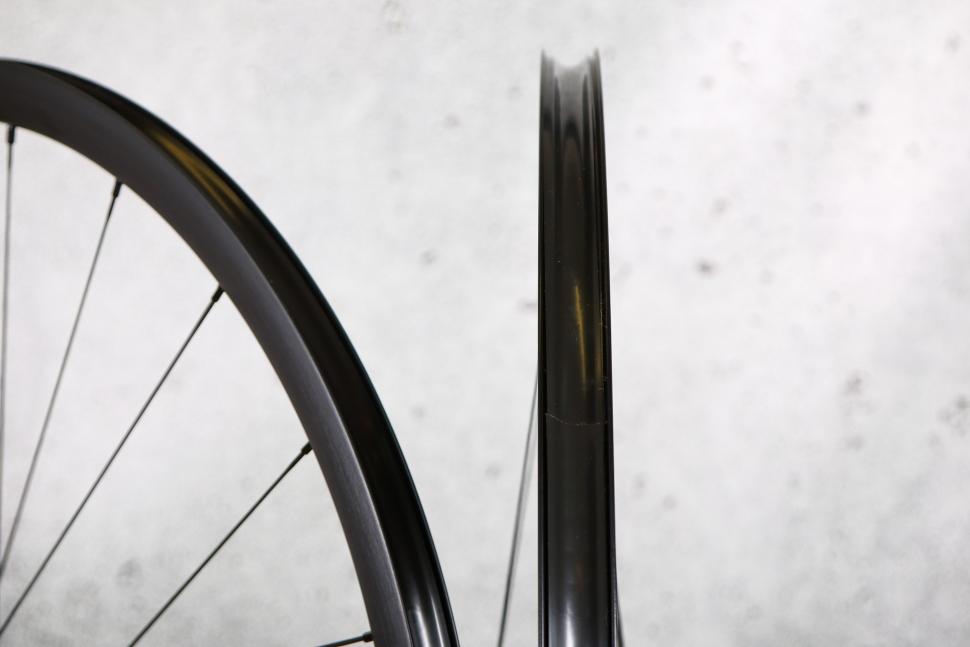 2022 Scribe Race-D Wide+ wheelset - rim bed.jpg