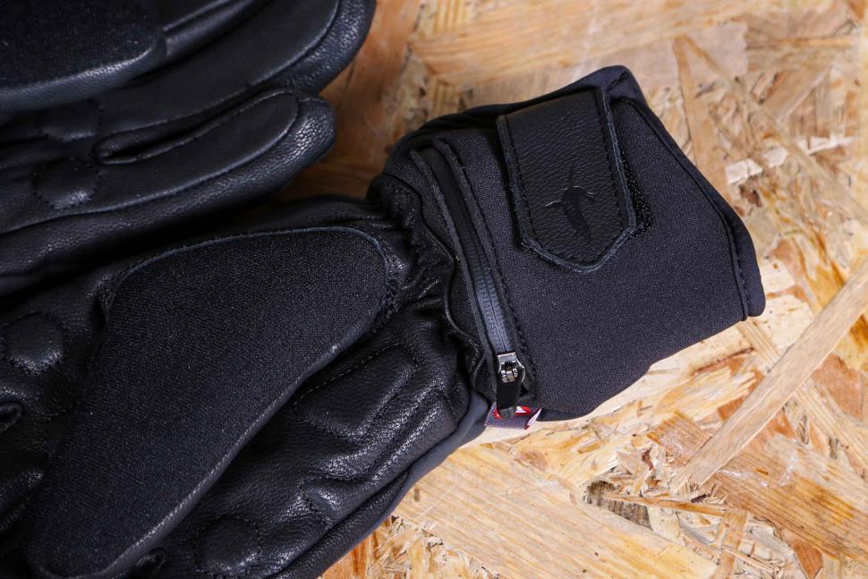 2022 Sealskinz Waterproof Heated Cycle Glove - cuff.jpg