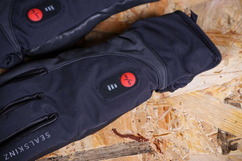 2022 Sealskinz Waterproof Heated Cycle Glove - detail.jpg