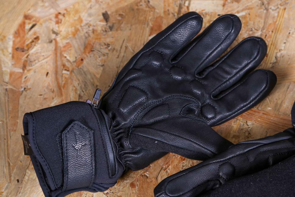 2022 Sealskinz Waterproof Heated Cycle Glove - palm.jpg