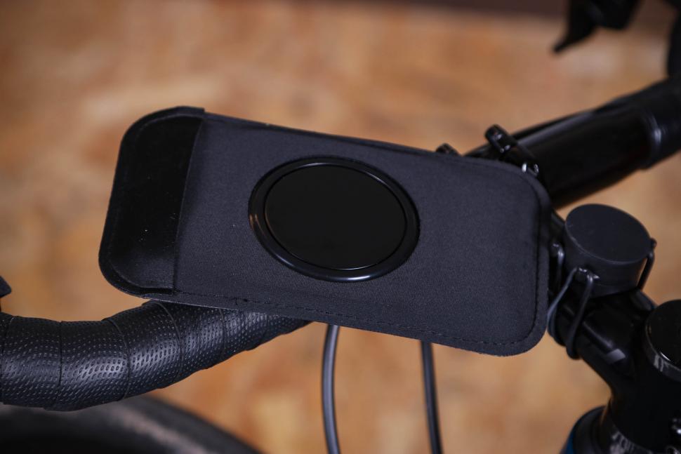 2022 Shapeheart Smartphone mount for bike - case back magnet.jpg