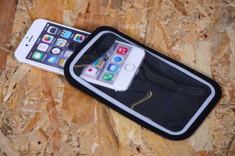 2022 Shapeheart Smartphone mount for bike - into case.jpg