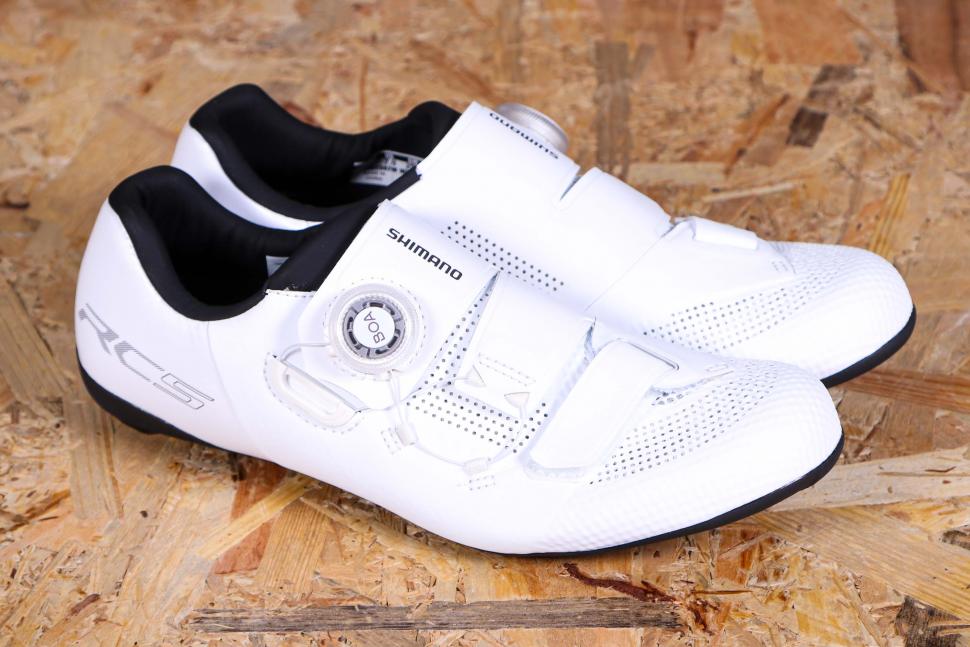 White Shimano RC5W SPD-SL Women&rsquo;s Shoes on wooden background