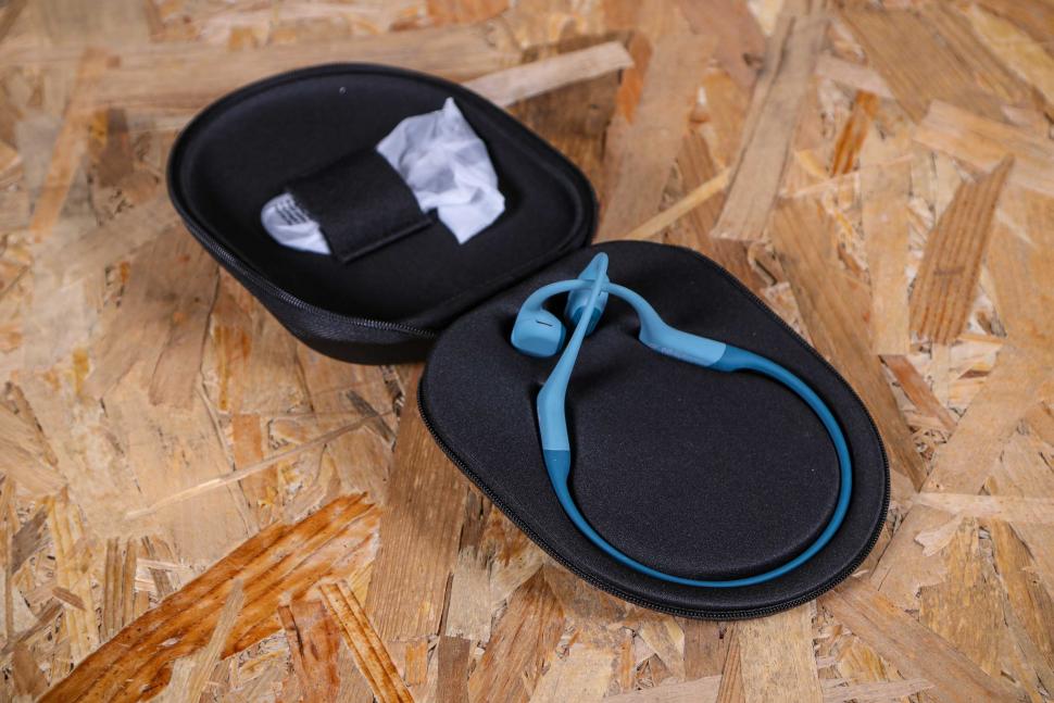 2022 Shokz OpenRun Pro - case open.jpg