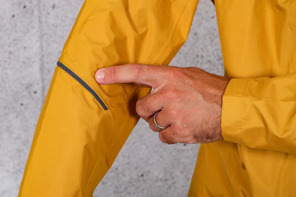 2022 Showers Pass Mens EcoLyte Elite Jacket - sleeve reflective.jpg