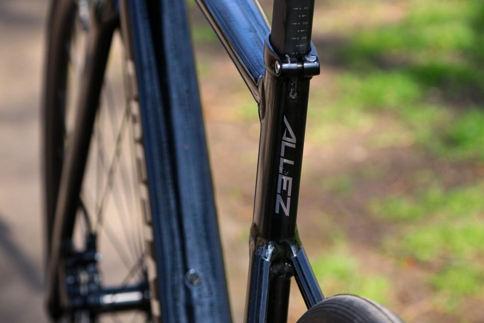 2022 Specialized Allez Sprint Comp - seat post detail.jpg