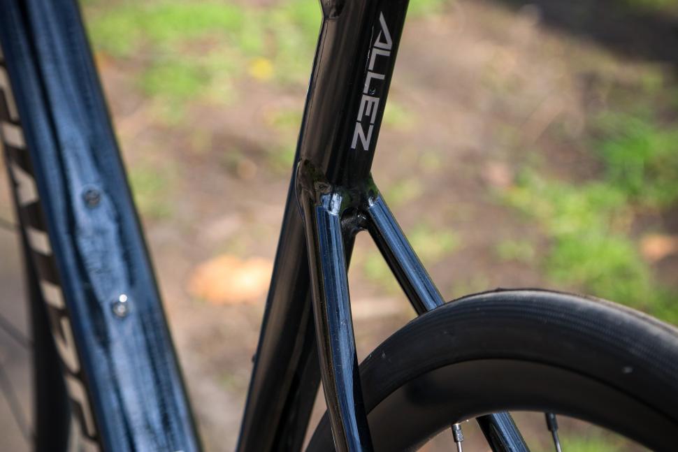 2022 Specialized Allez Sprint Comp - seat stays.jpg