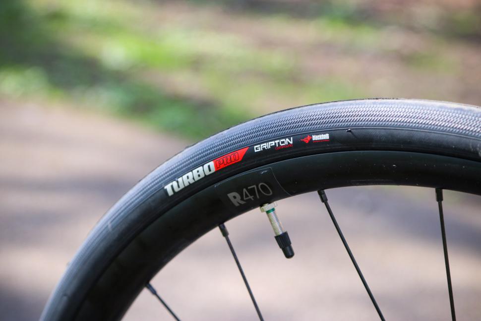 2022 Specialized Allez Sprint Comp - tyre and rim.jpg