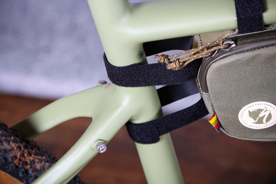 2022 Specialized-Fjallraven Frame Bag - straps 1.jpg