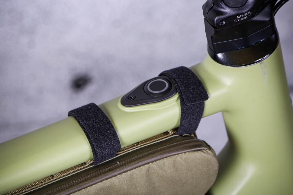 2022 Specialized-Fjallraven Frame Bag - straps 3.jpg