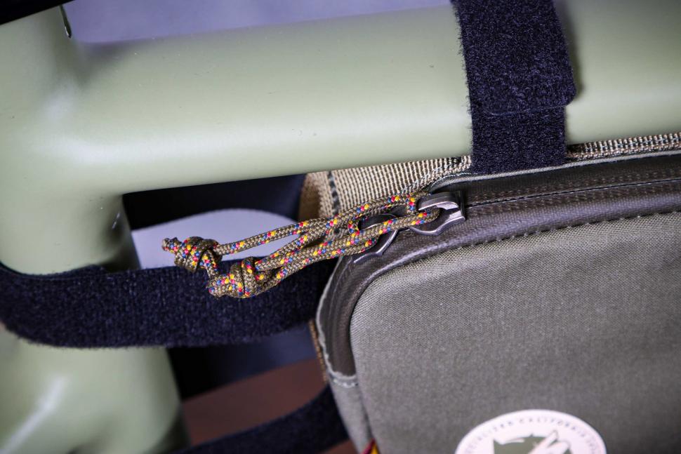 2022 Specialized-Fjallraven Frame Bag - zip detail.jpg