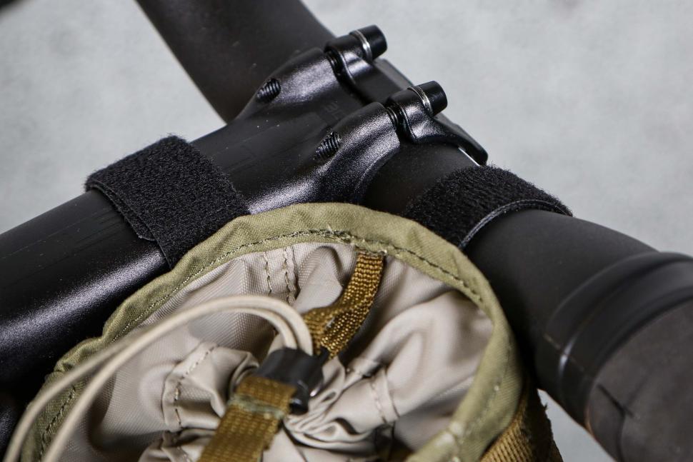2022 Specialized-Fjallraven Snack Bag - bar straps.jpg