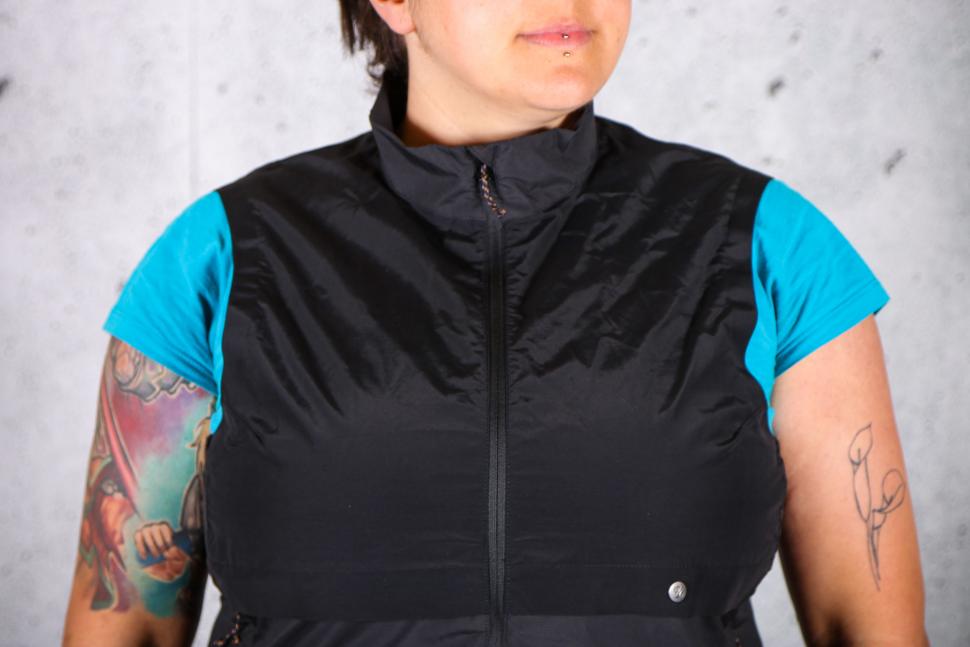 2022 Specialized Fjallraven Women's Adventure Vest - chest.jpg