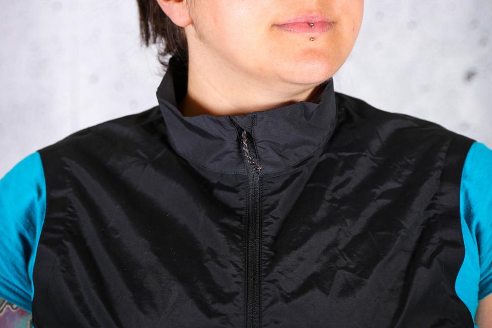 2022 Specialized Fjallraven Women's Adventure Vest - collar.jpg