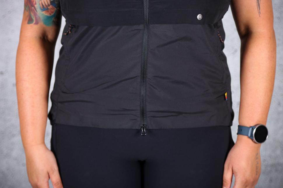 2022 Specialized Fjallraven Women's Adventure Vest - hem.jpg