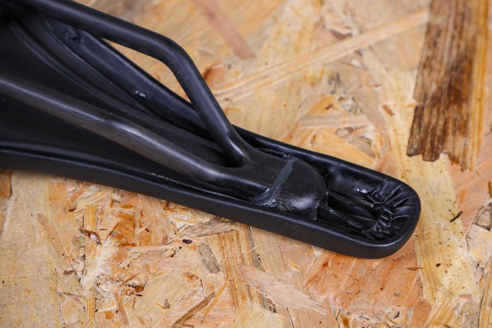 2022 SQlab 612 Ergowave R saddle - underside nose