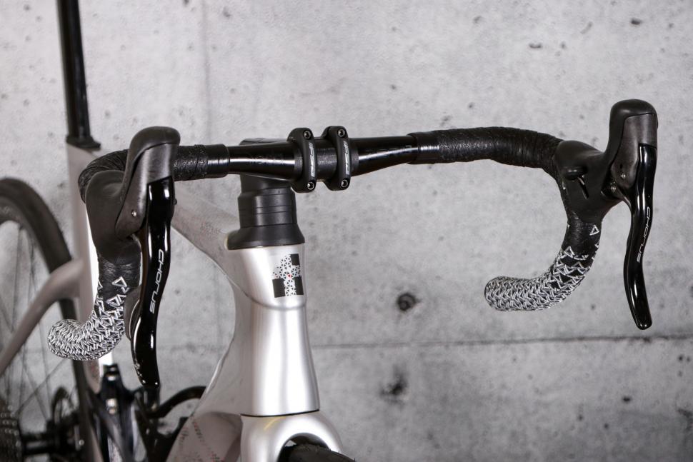 2022 Tifosi Auriga Disc Chorus 12x Hydro - bars 1.jpg