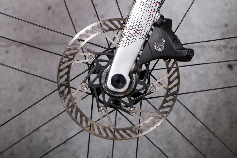 2022 Tifosi Auriga Disc Chorus 12x Hydro - front disc brake.jpg