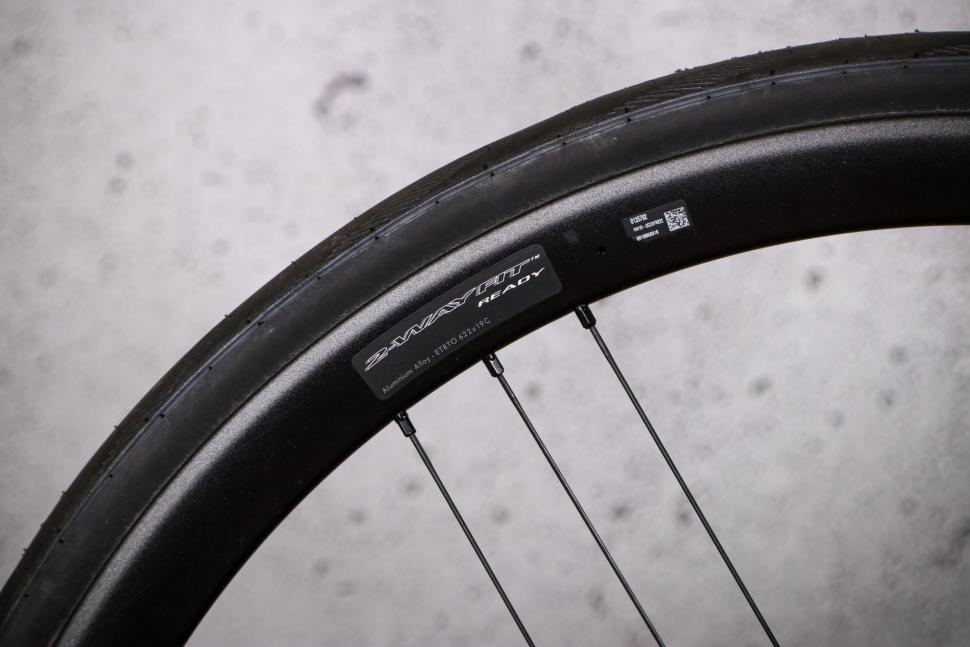 2022 Tifosi Auriga Disc Chorus 12x Hydro - rim.jpg
