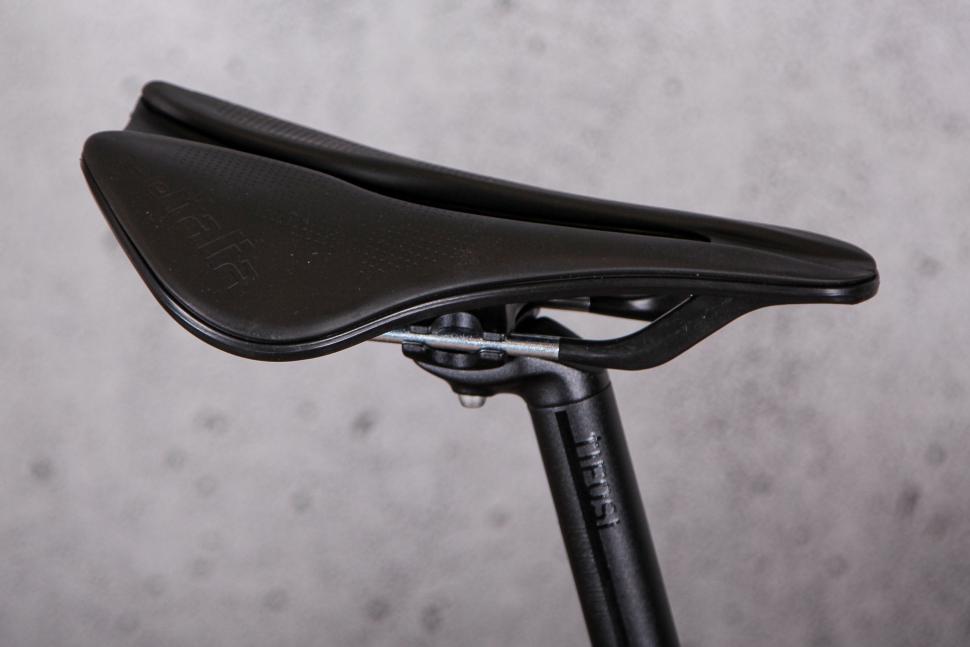 2022 Tifosi Cavazzo Disc Ekar 13x - saddle.jpg