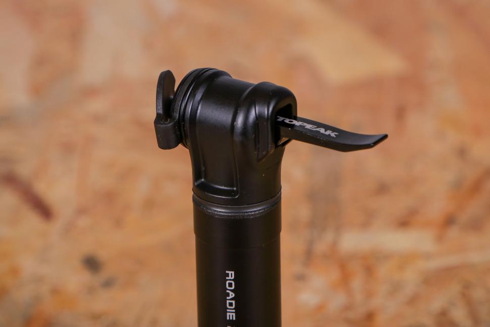 2022 Topeak Roadie 2Stage - valve head.jpg
