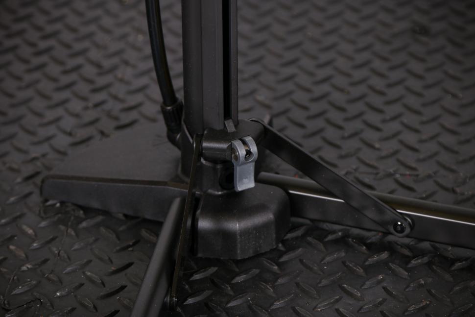 2022 Topeak Transformer Eup Floor Pump - legs quick release.jpg