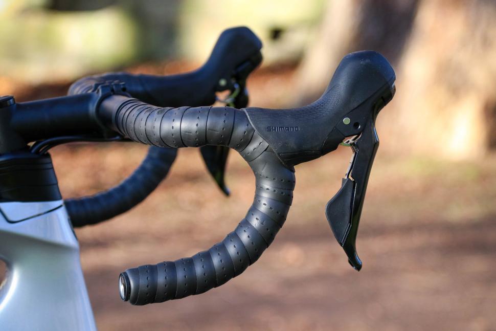 2022 Trek Emonda SL 5 Disc - drop bar and lever.jpg