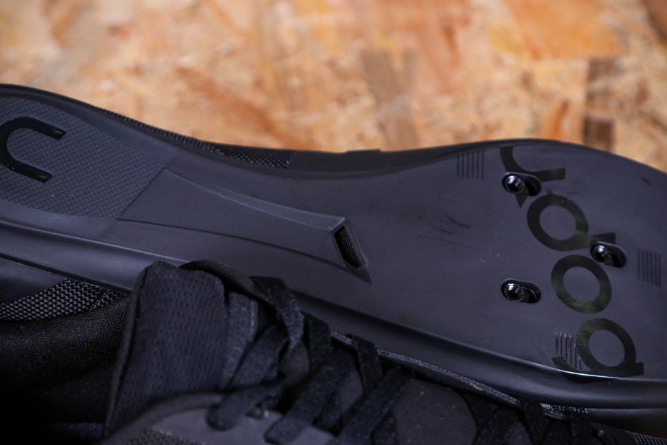 2022 UDOG Tensione Pure Black - sole mid vent.jpg
