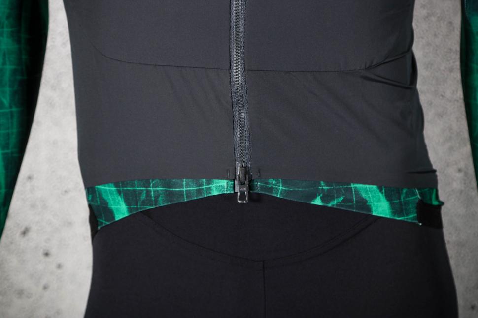 2022 Universal Colours Chroma Insulated Unisex Gilet - hem.jpg