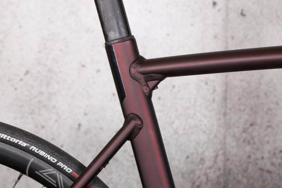 2022 VAAST R1 700C Ultegra - seat tube junction.jpg