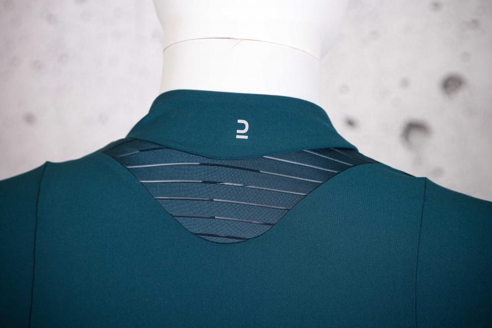 2022 Van Rysel RCR Women's Short-Sleeved Cycling Jersey - collar back.jpg