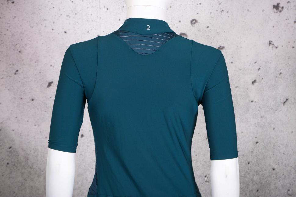 2022 Van Rysel RCR Women's Short-Sleeved Cycling Jersey - sholders.jpg