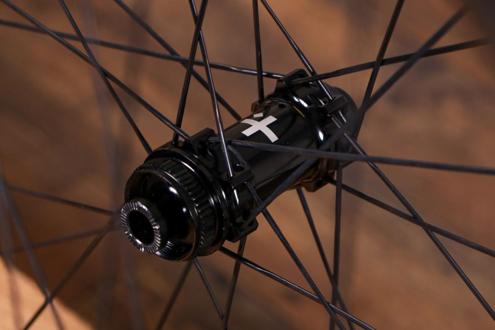 2022 Vel 28 RL Alloy Tubeless Disc Wheelset - front hub.jpg