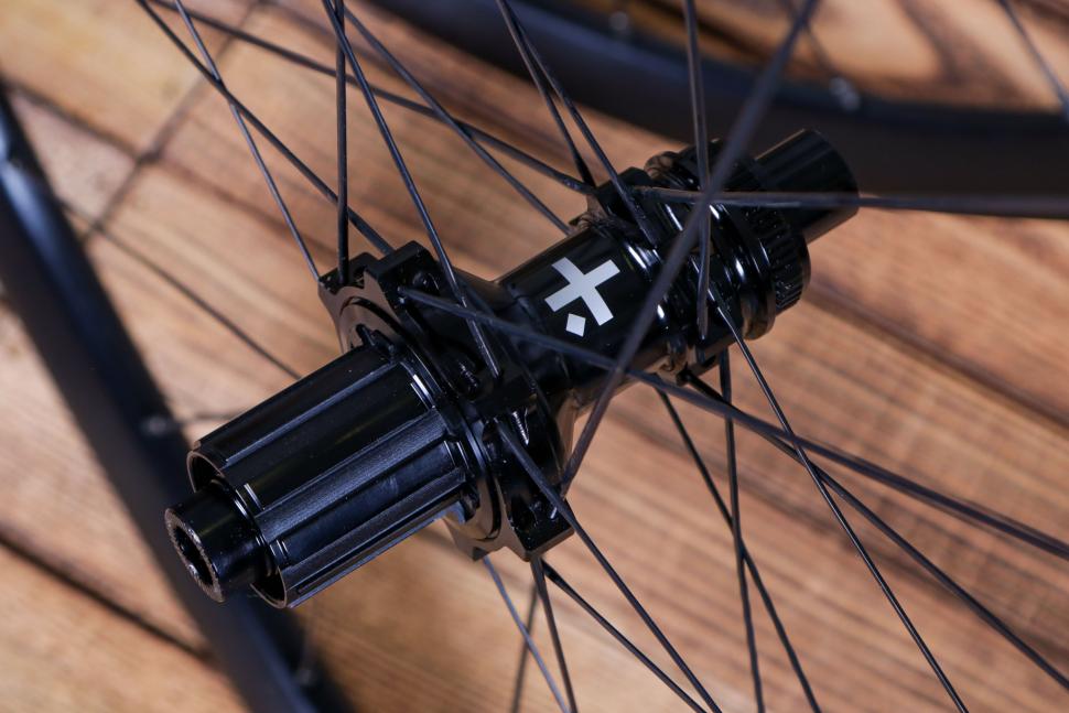 2022 Vel 28 RL Alloy Tubeless Disc Wheelset - rear hub.jpg