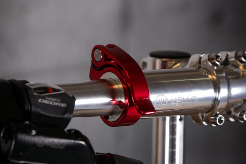 2022 Vello Rocky folding bike - bar quick release.jpg