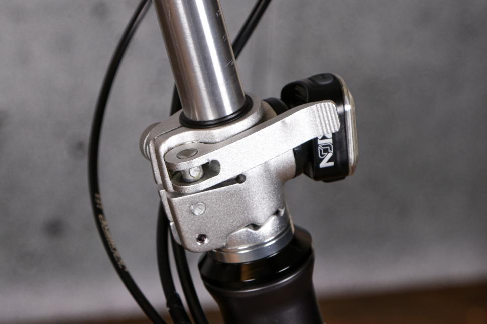 2022 Vello Rocky folding bike - bars quick release.jpg