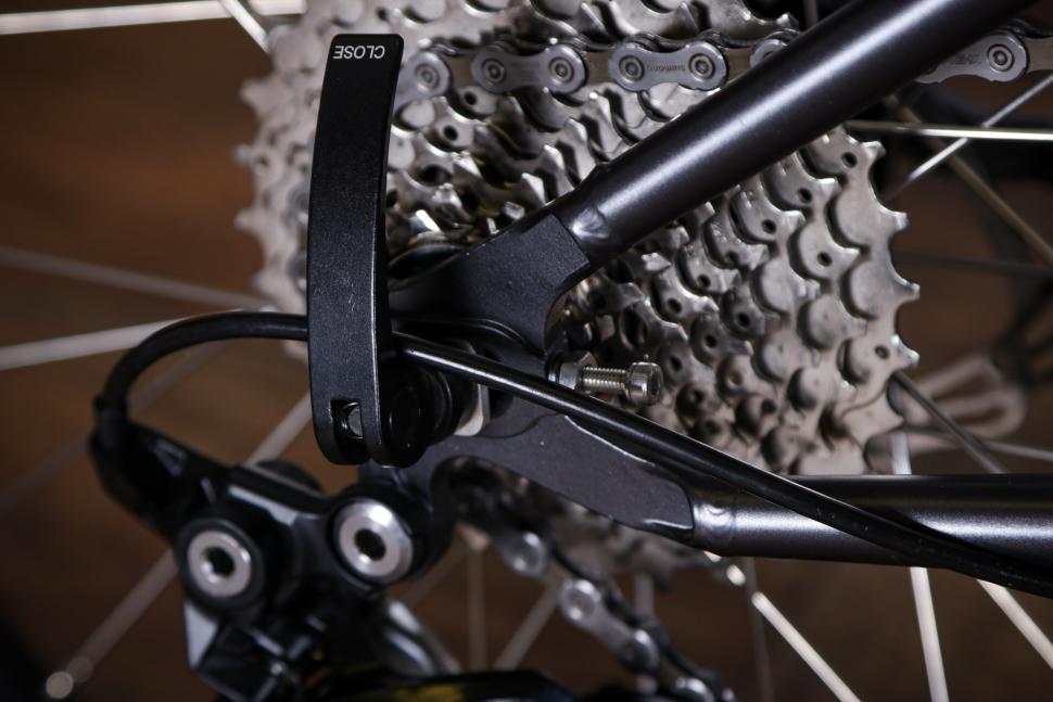 2022 Vello Rocky folding bike - rear drop out.jpg
