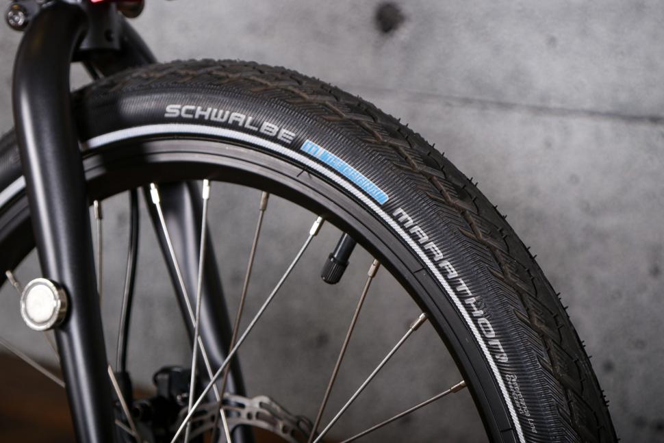 2022 Vello Rocky folding bike - tyre and rim.jpg