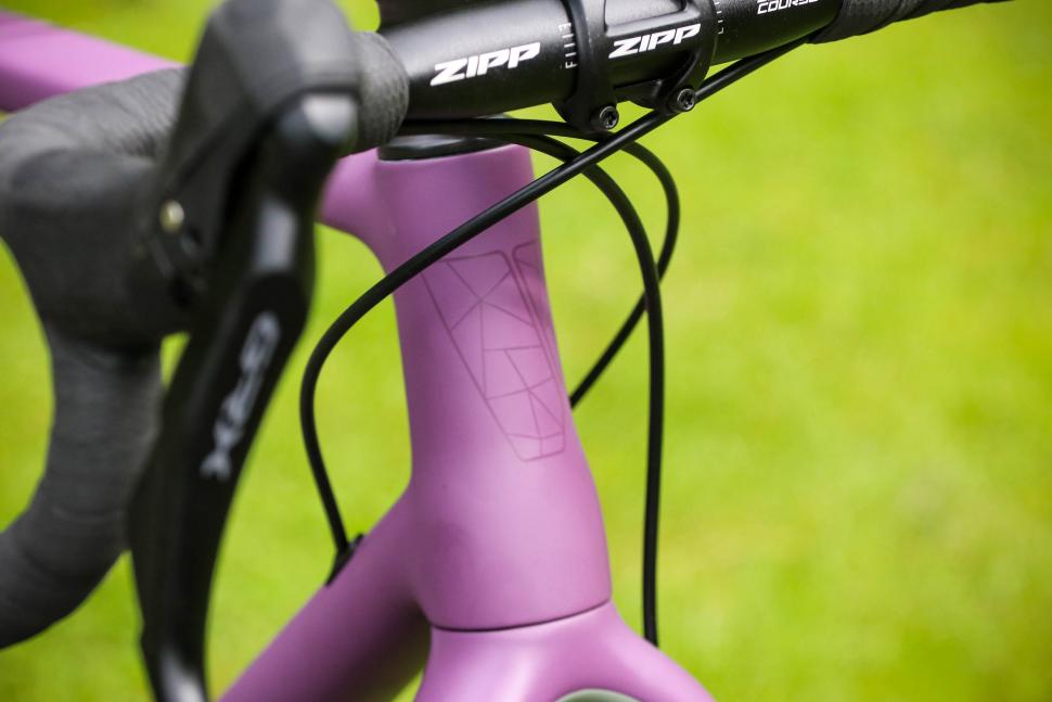 2022 Vielo V+1 Strato - head tube badge.jpg