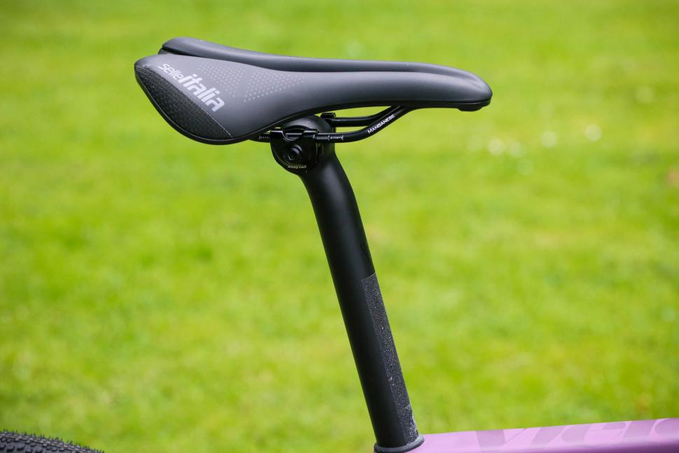 2022 Vielo V+1 Strato - saddle and post.jpg