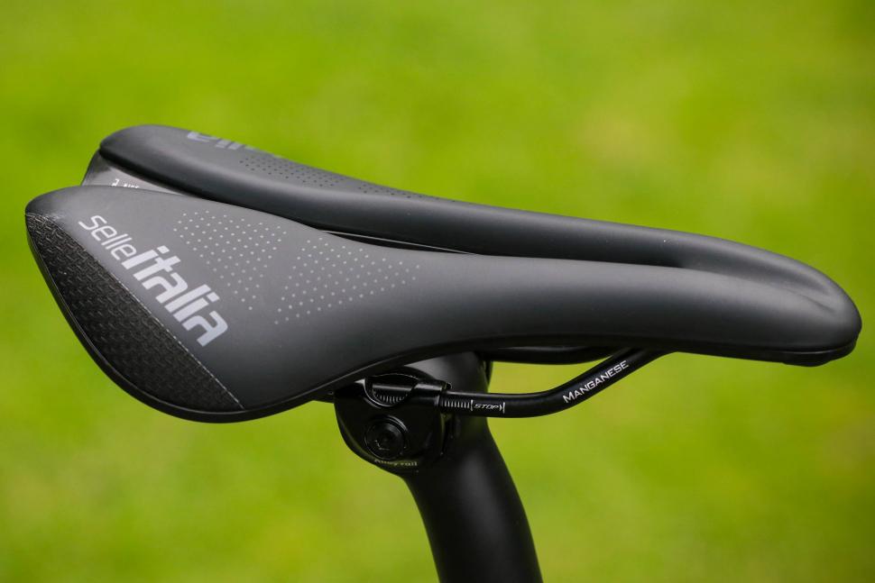 2022 Vielo V+1 Strato - saddle.jpg